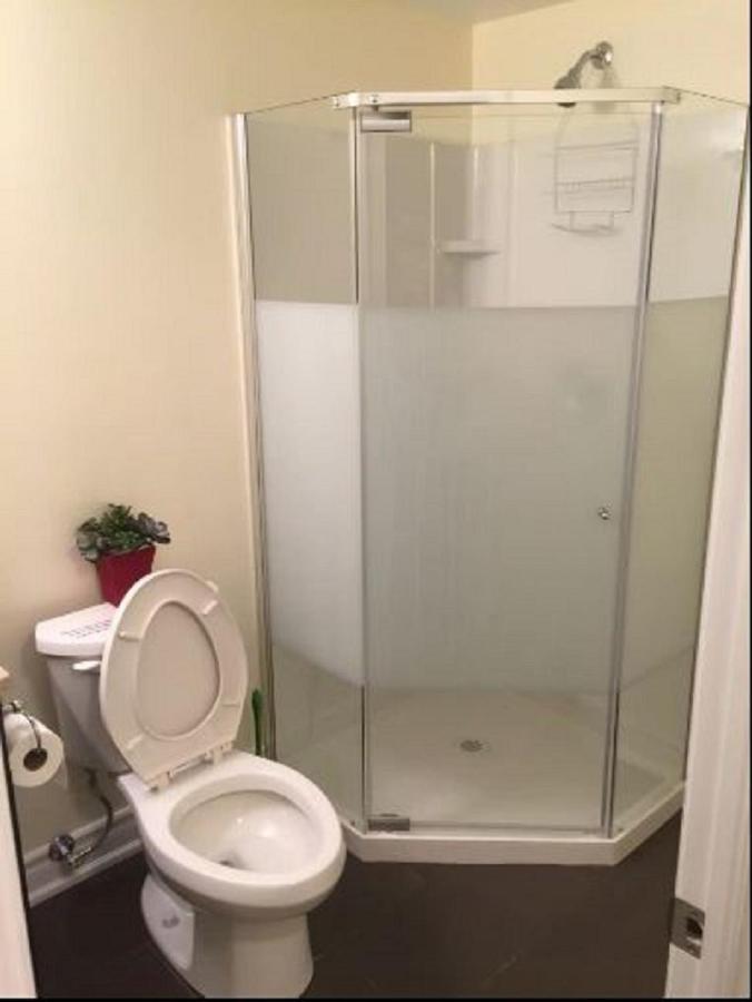Cozy & Spacious Suite With Private Bathroom Near Toronto Airport ! 미시소거 외부 사진