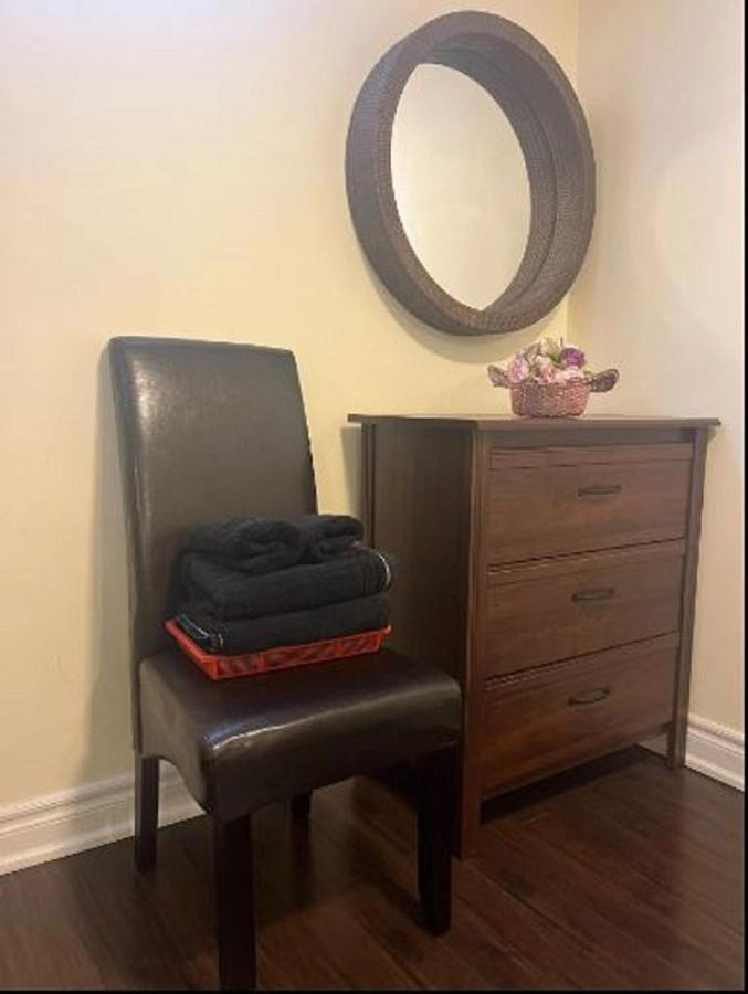 Cozy & Spacious Suite With Private Bathroom Near Toronto Airport ! 미시소거 외부 사진