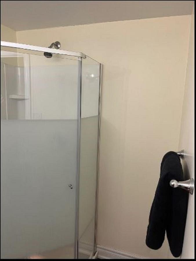 Cozy & Spacious Suite With Private Bathroom Near Toronto Airport ! 미시소거 외부 사진