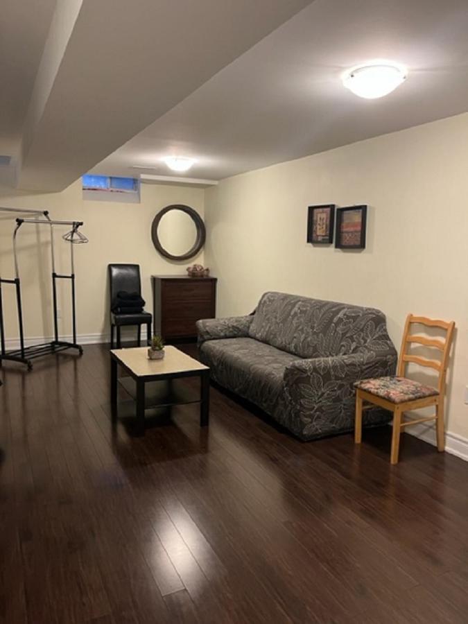 Cozy & Spacious Suite With Private Bathroom Near Toronto Airport ! 미시소거 외부 사진
