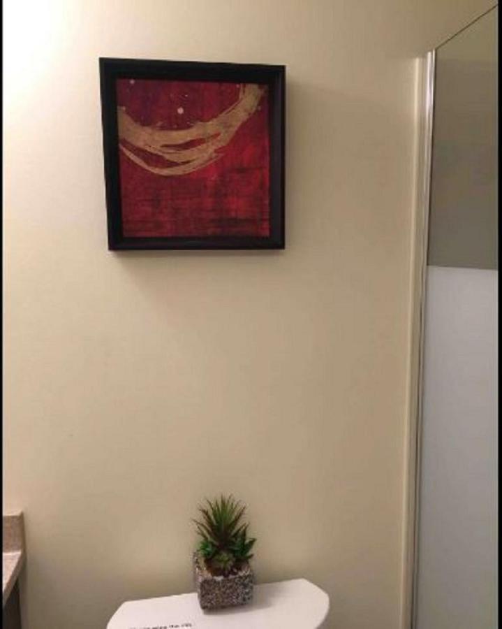Cozy & Spacious Suite With Private Bathroom Near Toronto Airport ! 미시소거 외부 사진