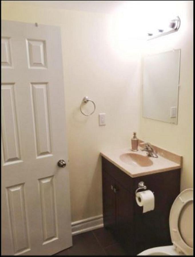 Cozy & Spacious Suite With Private Bathroom Near Toronto Airport ! 미시소거 외부 사진