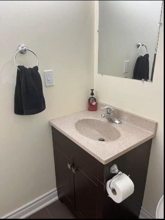 Cozy & Spacious Suite With Private Bathroom Near Toronto Airport ! 미시소거 외부 사진